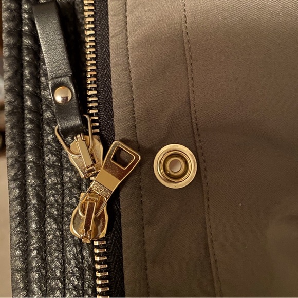 CMFR Women’s Down Parka with Coyote Fur Trim – Size XS
Rated for -30°C - Picture 10 of 16